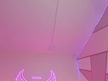 roouse – webcam model profile photo Image 17