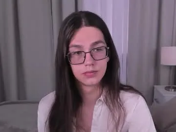 yutwiner – webcam model profile photo Image 10