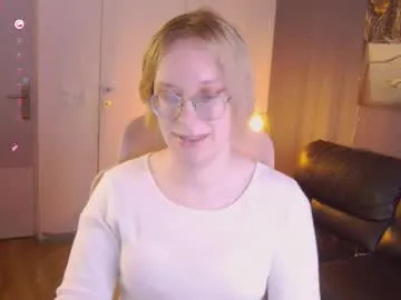 zui_lu – webcam model profile photo Image 4