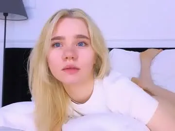 FoxyShy – webcam model profile photo Image 10