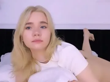 FoxyShy – webcam model profile photo Image 8