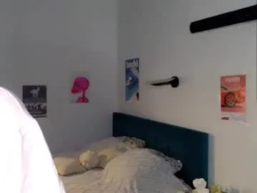 Earth_001 – webcam model profile photo Image 5