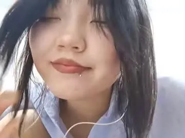 lucsin – webcam model profile photo Image 2