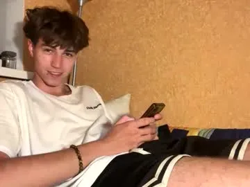 starvingo2002 – webcam model profile photo Image 2