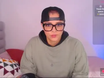 zui_lu – webcam model profile photo Image 14