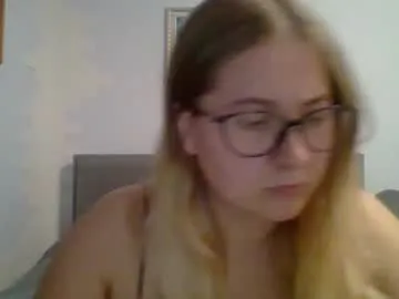 roouse – webcam model profile photo Image 3