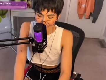 murbur – webcam model profile photo Image 4