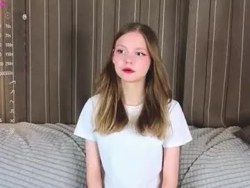 synne_glows – webcam model profile photo Image 4