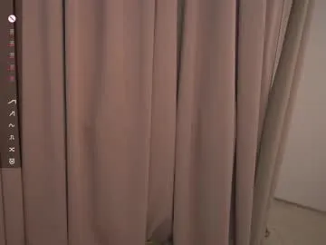 little_show_sexy – webcam model profile photo Image 6