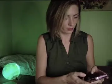 lynnalltop – webcam model profile photo Image 13