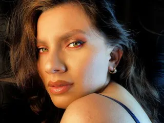 Lucia_s – webcam model profile photo