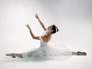 roouse – webcam model profile photo Image 4