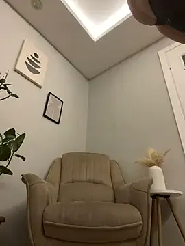 Earth_001 – webcam model profile photo Image 3