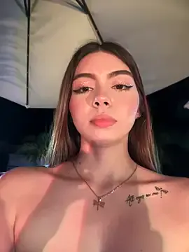 synne_glows – webcam model profile photo Image 5