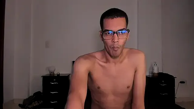 little_show_sexy – webcam model profile photo Image 6