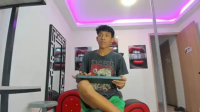 starvingo2002 – webcam model profile photo Image 10