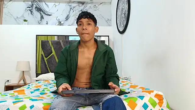 starvingo2002 – webcam model profile photo Image 12