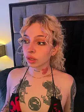 Earth_001 – webcam model profile photo Image 3