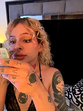 Earth_001 – webcam model profile photo Image 5