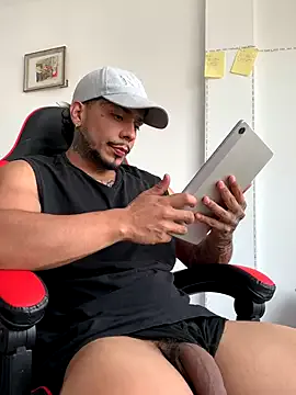 DomManlyGuy – webcam model profile photo Image 15