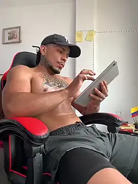 DomManlyGuy – webcam model profile photo Image 16