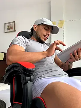 DomManlyGuy – webcam model profile photo Image 18