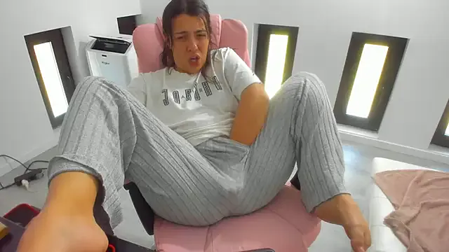 sweetuniporn – webcam model profile photo Image 4