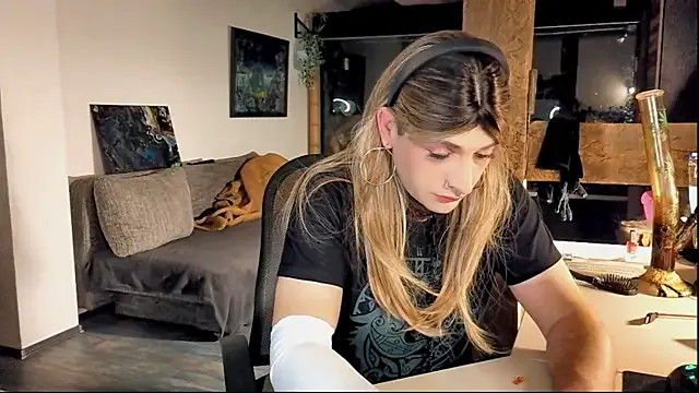 astridwet – webcam model profile photo Image 12