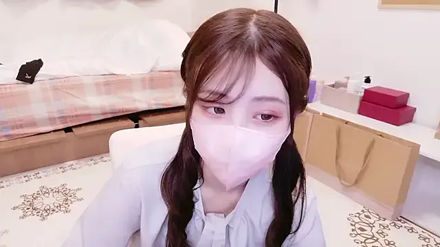 roouse – webcam model profile photo Image 2