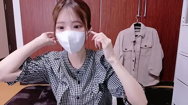 roouse – webcam model profile photo Image 4