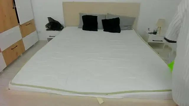 astridwet – webcam model profile photo Image 12