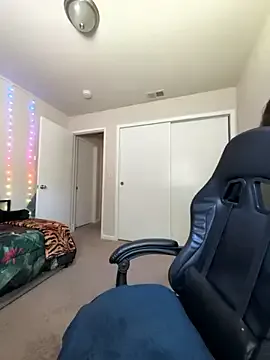 roouse – webcam model profile photo Image 10