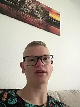 YU-KI00 – webcam model profile photo Image 10