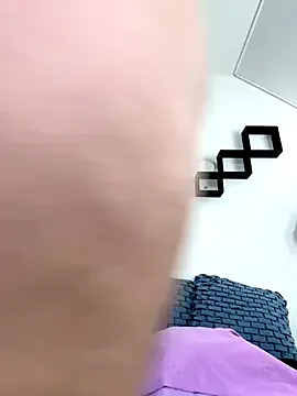 DANYIA – webcam model profile photo Image 5