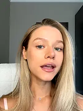 AlinnaKim – webcam model profile photo Image 13