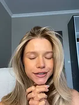 AlinnaKim – webcam model profile photo Image 3