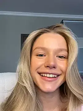 AlinnaKim – webcam model profile photo Image 5