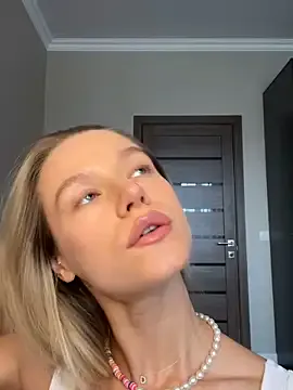 AlinnaKim – webcam model profile photo Image 7