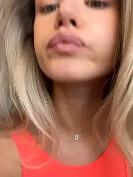 AlinnaKim – webcam model profile photo Image 8