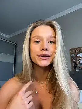 AlinnaKim – webcam model profile photo Image 9