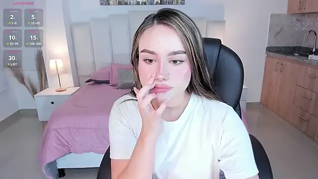 crystalnut – webcam model profile photo Image 5