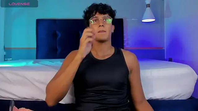 DomManlyGuy – webcam model profile photo Image 4