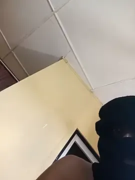 little_show_sexy – webcam model profile photo Image 3