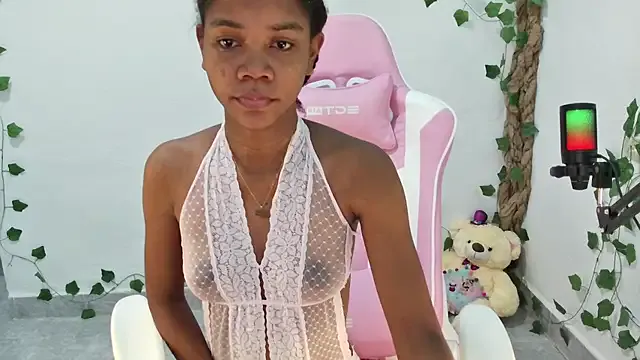 Nicoleevien – webcam model profile photo Image 2