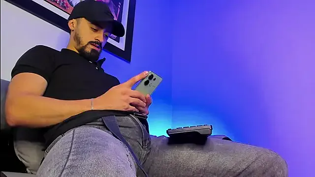 hornyshow_tv – webcam model profile photo Image 3