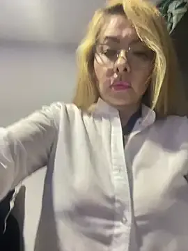 little_show_sexy – webcam model profile photo Image 3