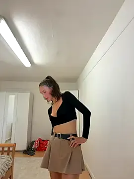 _Alicee_1 – webcam model profile photo Image 9