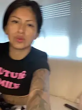 little_show_sexy – webcam model profile photo Image 10