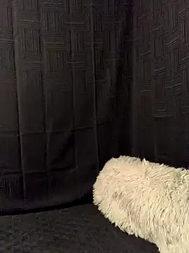 roouse – webcam model profile photo Image 3