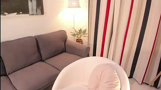 roouse – webcam model profile photo Image 18